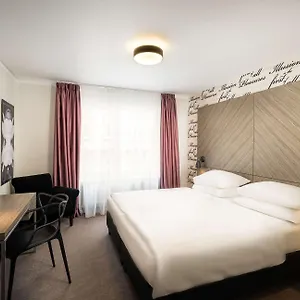 Elaya West Viena